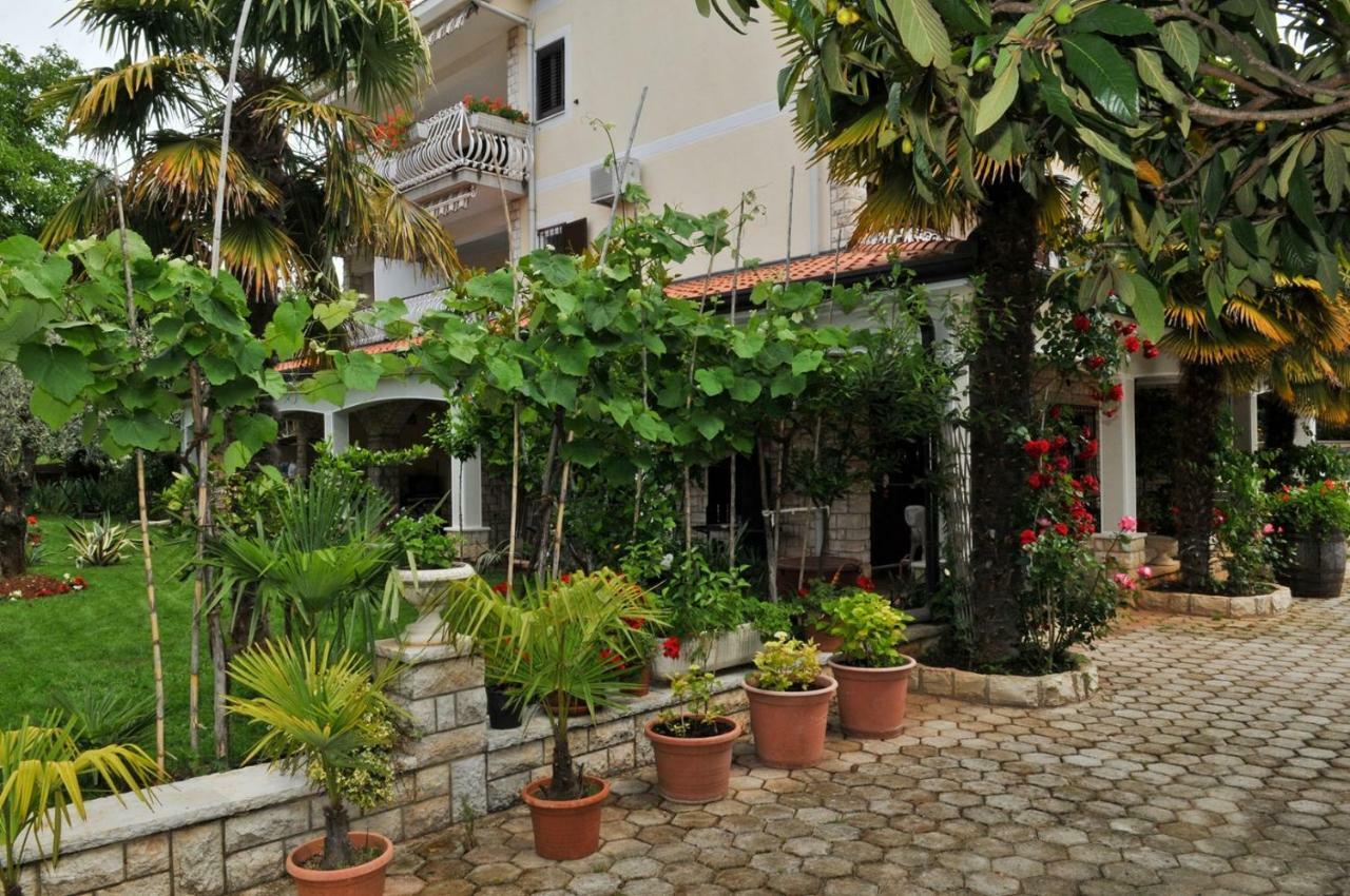 ホテル Haus Liliana Tar-Vabriga エクステリア 写真