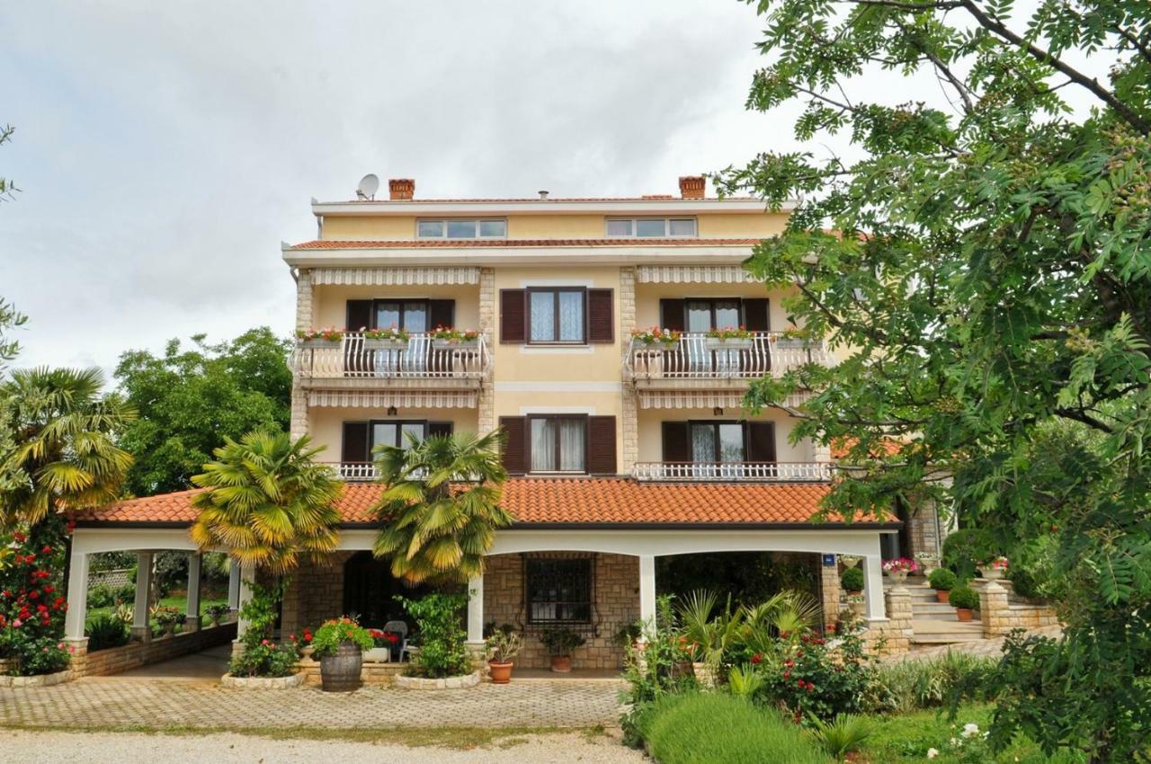 ホテル Haus Liliana Tar-Vabriga エクステリア 写真