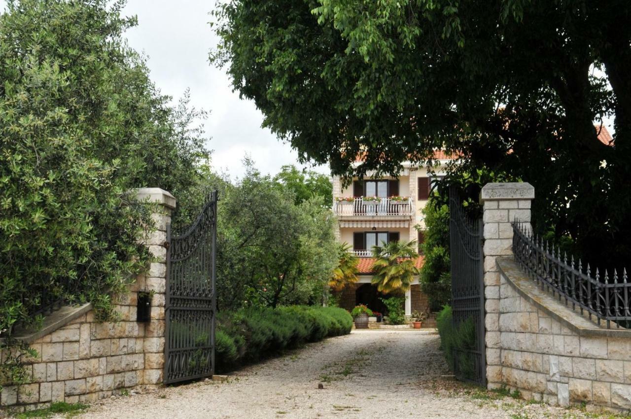 ホテル Haus Liliana Tar-Vabriga エクステリア 写真